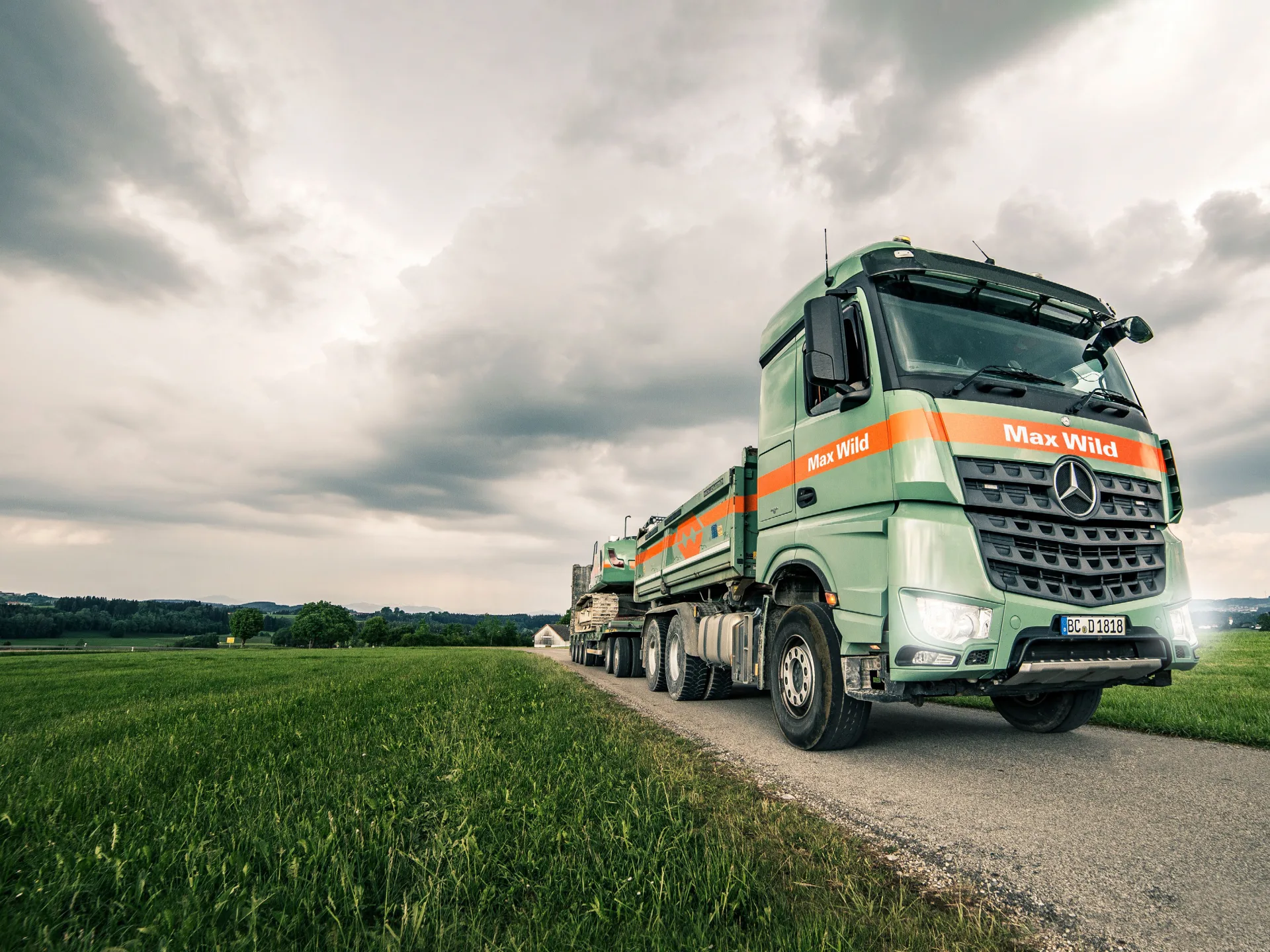 Schwerlastzug von Max Wild auf einer Landstraße